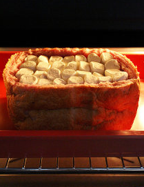 棉花糖甜心吐司,整个吐司入160度C烤箱中,烤焙约13~15分钟,棉花糖表面有微黄焦的状态