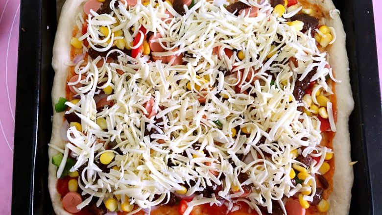 黑椒牛柳披萨,撒上各种蔬菜和腌制过的牛柳，再撒一层芝士。