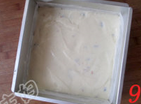 椰香坚果乳酪条,倒入奶酪糊，用刮板刮平。