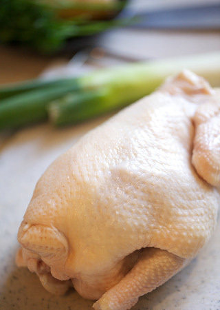 海南鸡饭,然后给鸡做个全身Massage，这一步要足够认真，每块皮肤都要认真搓按过，将“死皮”去除干净，做好之后可以看到鸡皮呈光泽饱满状态