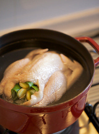 海南鸡饭,冷水入锅，开锅后保持沸腾上盖煮