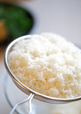 海南鸡饭,此时可以准备米饭，将米淘洗至米汤清澈，滤干水分