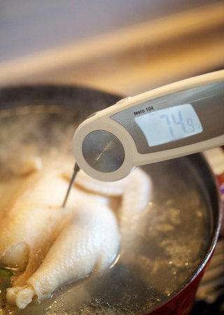 海南鸡饭,当鸡肉大腿内深处测温约75-80摄氏度就可以出锅了