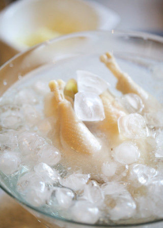 海南鸡饭,立即将鸡移入冰水中冷却，之后晾干即可