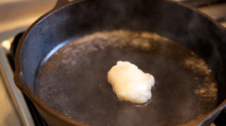 海南鸡饭,锅内入文昌鸡油脂和少许水，提炼鸡油的同时蒸发水分