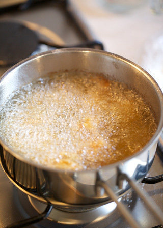 鸡腿肉定食,将腌制好的鸡腿肉块裹天妇罗浆入锅炸至八成熟度，至浅金黄色