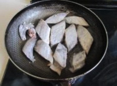 豆豉带鱼,烧热锅， 放入油， 放入带鱼