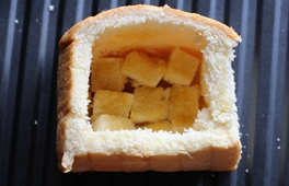 芋圆蜂蜜厚多士,先将面包盒底层抹一层蜂蜜黄油液，然后将切好的面包码回去