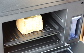 芋圆蜂蜜厚多士,放入预热180度的烤箱