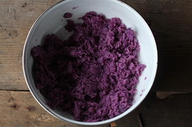 芋圆西米露,蒸好的紫薯压成泥