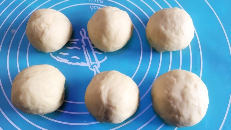 千层椰蓉面包卷,将发酵好的面团排气后分成六份，静置醒发十分钟。