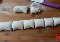 黑芝麻肉松饼 ,将其切成长约6、7厘米长的段
