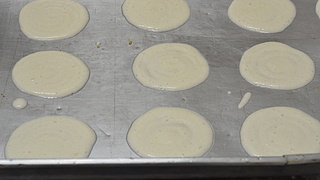 马蹄莲蛋卷,用汤匙挖起拌好的原料，一只只地倒在烤盘上，或者用挤花袋挤出圆饼