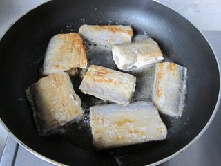 茄汁带鱼,锅中倒入适量油，放入带鱼煎至两面金黄
