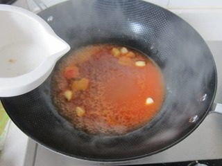 茄汁带鱼,淋入适量水淀粉