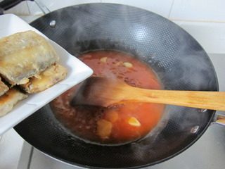 茄汁带鱼,倒入煎好的带鱼在锅中颠翻几下即可