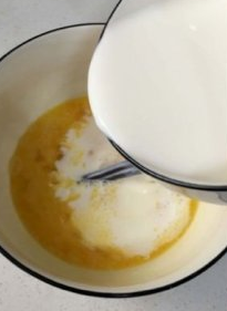 牛奶炖蛋,热好的牛奶倒入打散的鸡蛋液中，充分打匀后过筛，