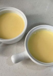 牛奶炖蛋,分别装在两个带盖子的小碗中，如果没有盖子可以包上保鲜膜，