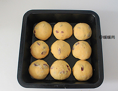南瓜蔓越莓排包,将发酵好的面团揉匀均分为9份，滚圆，放入提前涂过油的模具中。