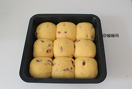 南瓜蔓越莓排包,将整形后的面包坯放在温暖湿润处进行最后发酵，至面团变为原来2倍大左右。