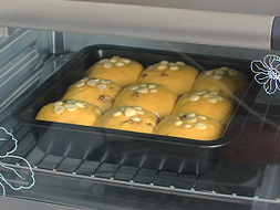 南瓜蔓越莓排包,烤箱提前预热10分钟至180度，将面包放入烤箱中层，上下火烘焙25分钟。