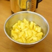 香蕉菠萝果酱,放入冰箱一晚上，等待菠萝析出水分