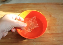 自制山楂糕,将吉利丁片用清水泡软备用。