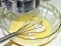 芙纽多,搅打出泡沫后加入过筛后的低筋面粉和盐，再次搅拌均匀。