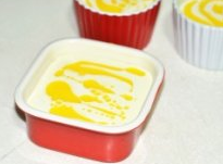芙纽多,将剩余的12g黄油放入小锅中加热成棕黄色，过滤掉多余杂质之后均匀地洒在奶蛋糊上。