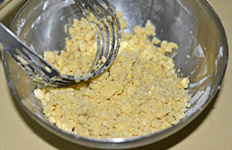 椰香芒果挞,用切刀将面粉和黄油切成细碎的小粒。