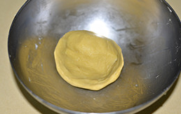 椰香芒果挞,加入蛋水液揉成光滑的面团，盖保鲜膜放入冰箱冷藏3个小时。