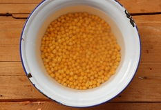 豌豆黄,豌豆洗净用水浸泡一天，期间可以换水两三次
