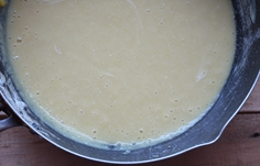 豌豆黄,将豌豆泥倒入锅里，加入适量白糖