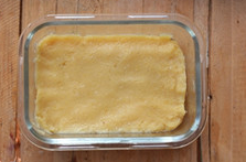 豌豆黄,倒入模具，表面用勺子刮平