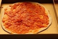 薄底pizza,pizza饼底：全部材料（除橄榄油外）搅拌成松散状，加入橄榄油，揉成光滑具延展性的面团，基本发酵1个小时。面团分隔成2份，滚圆后松弛15分钟，擀成圆饼状