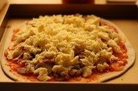 薄底pizza,抹上自制酱，放上自己喜欢吃的材料，大量芝士。烤箱200度烤15分钟左右。