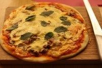 薄底pizza,放蘑菇类的材料要记得先炒一下去水。