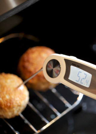 芝心肉饼,当肉饼内部温度达到70度时即可