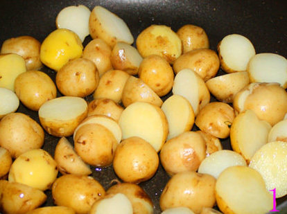 小土豆烧排骨,小土豆用去皮，对切；（因为偷懒，米没有将小土豆去皮，用清水泡数小时后再用刷子刷干净。新鲜小土豆皮上泥土很多，大家一定要清洗干净。）将小土豆在平底锅中煎至两面金黄，这样可防止炖煮时散烂，且口感更好