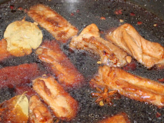 小土豆烧排骨,炖锅中倒入开水，放老抽、盐、姜、五香粉、八角、花椒、香叶