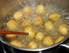 孜然椒盐小土豆,小土豆带皮入水煮熟，不确定的用筷子戳入较大的小土豆中，能轻易插入就可以了