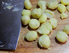 孜然椒盐小土豆,把所有去皮后的小土豆用刀轻轻拍扁，裂开没关系