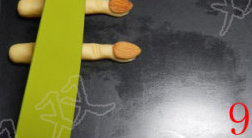 女巫手指饼干,用刀子或者刮板在上面每隔一段压上几个印