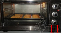 女巫手指饼干,烤箱预热，180度，将其送入，烘烤20分钟左右