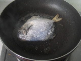 茄汁鲳鱼,油锅烧至6成热，逐一放入带鱼炸制，炸至两面金黄色捞出控油