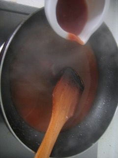 茄汁鲳鱼,锅内留底油，放入姜蒜片煸出香味倒入味汁翻炒，加入少许水淀粉勾薄芡
