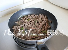自贡酸菜炒牛肉,下腌制后的牛肉丝，快速将牛肉丝炒至变色后盛出。