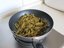 自贡酸菜炒牛肉,另起油锅，放切好的酸菜丝炒出香味。