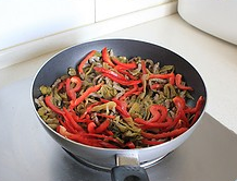 自贡酸菜炒牛肉,下红椒丝，翻炒均匀后即可关火。