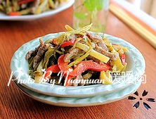 自贡酸菜炒牛肉,装盘，开吃。